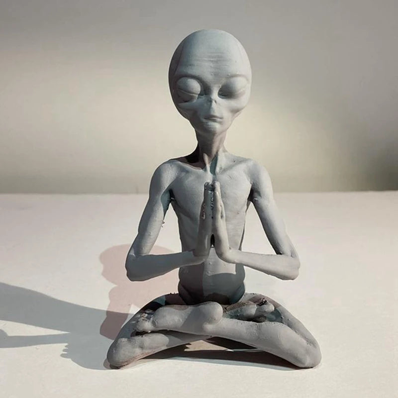Witchcraft Meditation Alien Statue Mini Resin Ornament Alien Garden Home Office Yard Art Decor For Indoor Outdoor