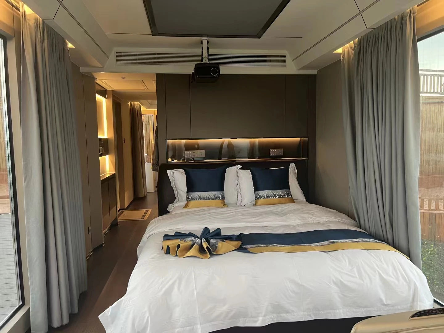 Cruiser Style Life Living Mobile Container Hotel Prefabricated Futuristic Capsule Sapce House Villa Prefab Home Stay