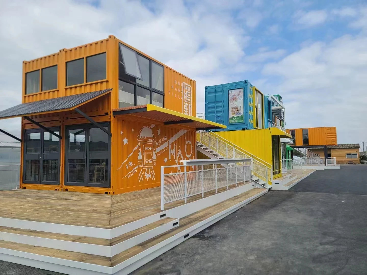 Prefabricated office storage container house, insulated shipping container house, home stay Villa