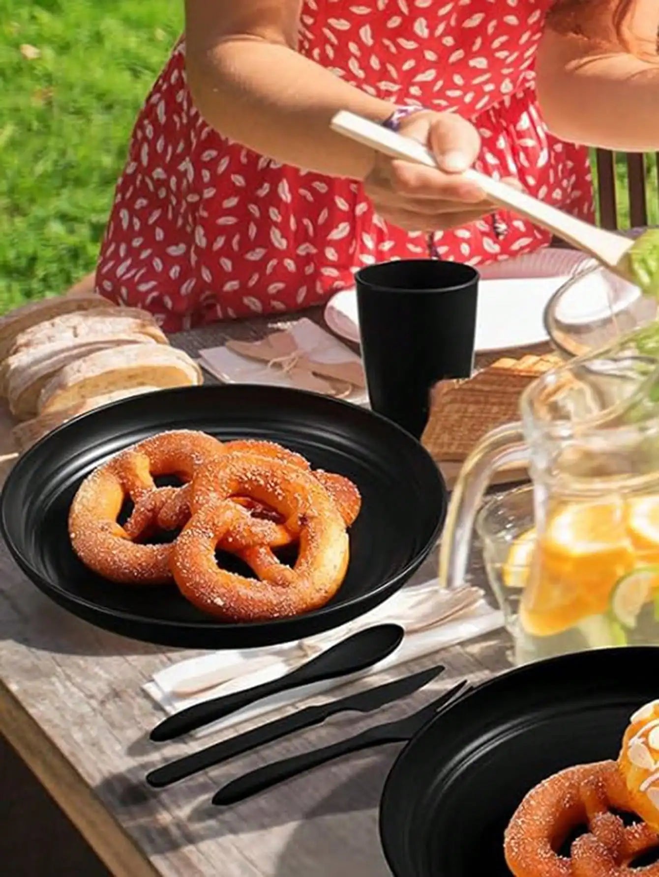 32pcs Black plastic cutlery set plates spitting dishes bowl cups cutlery 4 sets for outdoor camping party