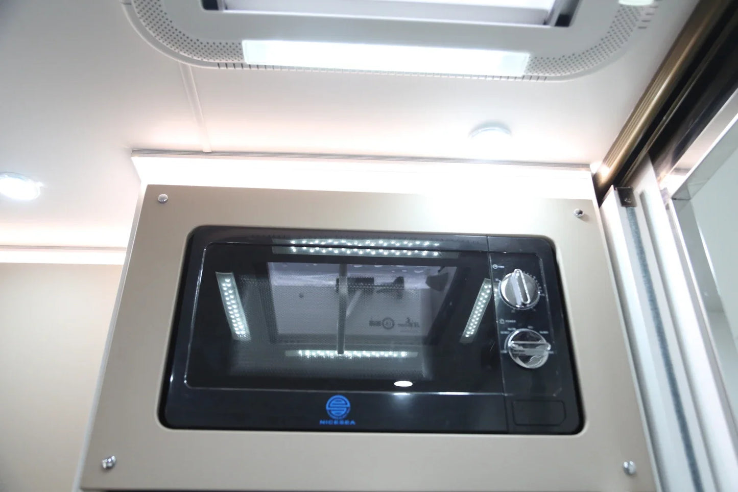 2022 Factory New High Quality Luxurious Accommodation 21ft Off Road Caravan With Toilet For Sale