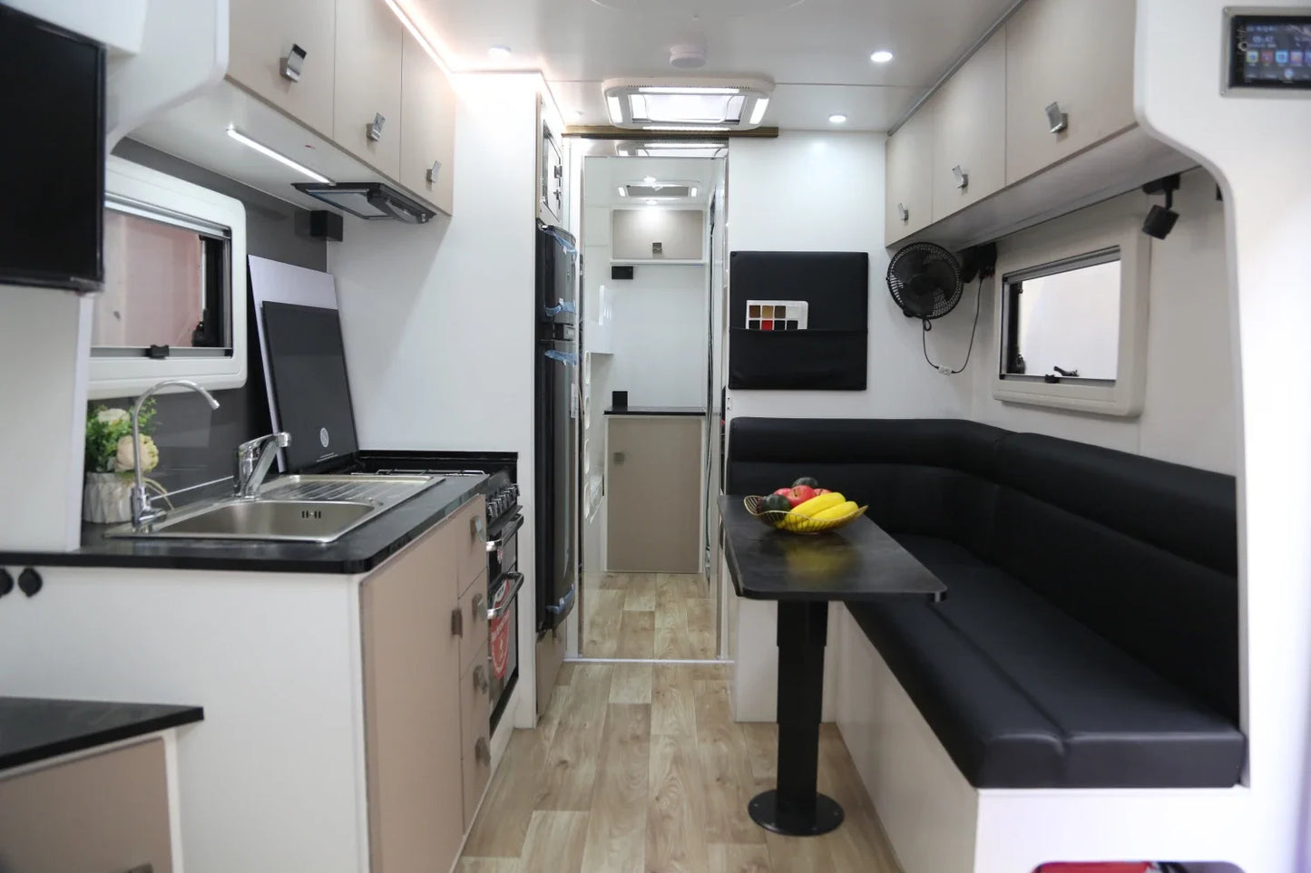 2022 Factory New High Quality Luxurious Accommodation 21ft Off Road Caravan With Toilet For Sale