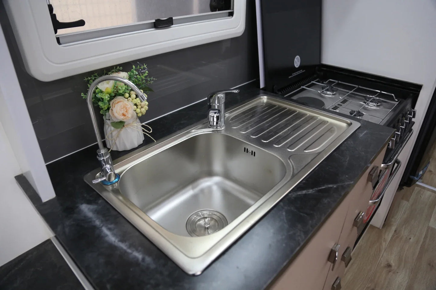 2022 Factory New High Quality Luxurious Accommodation 21ft Off Road Caravan With Toilet For Sale