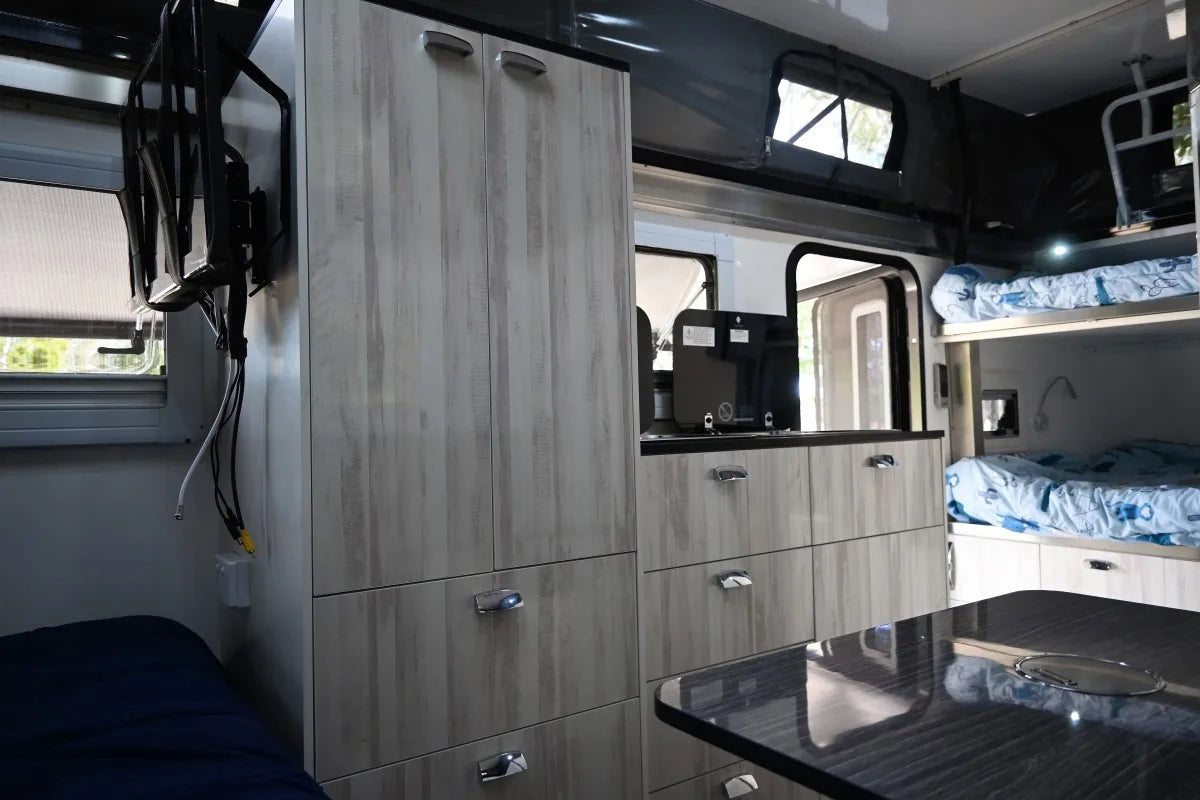 2022 factory new high quality Australian standard family travel trailer 15ft hybrid caravan with 4 berths for sale