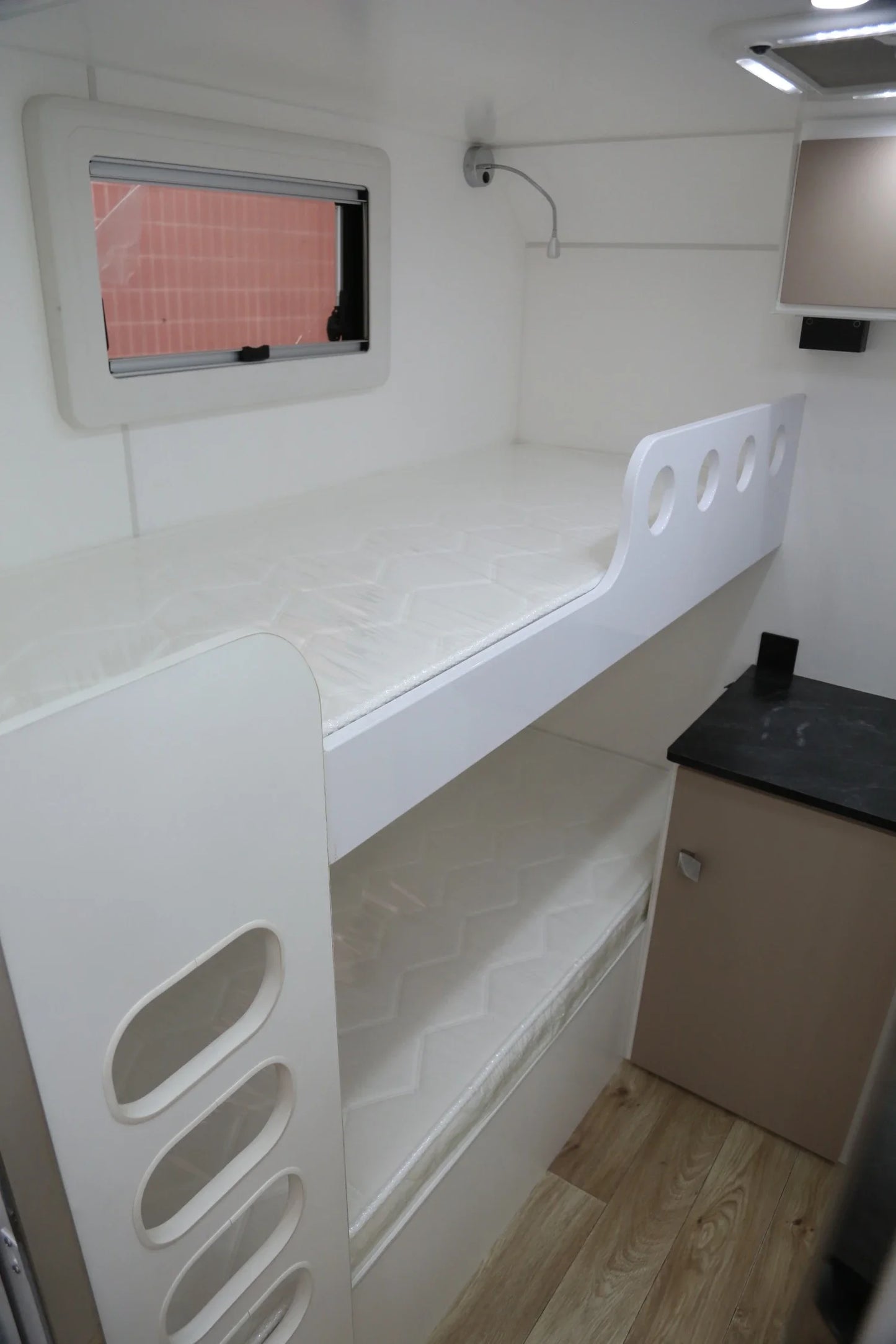 2022 Factory New High Quality Luxurious Accommodation 21ft Off Road Caravan With Toilet For Sale